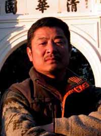 张江，1965年生于河北成安，毕业于中国艺术研究院研究生院美术系，研究生学历，硕士学位,曾进修于中央工艺美术学院（现清华大学美术学院）。